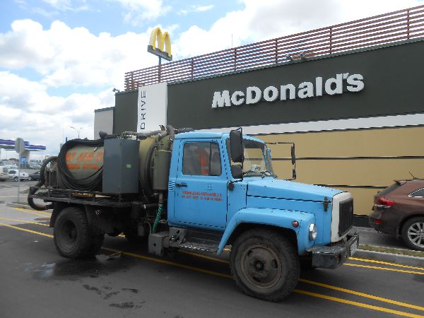 Прочистка зовнішніх мереж господарської каналізації за допомогою гідромашини